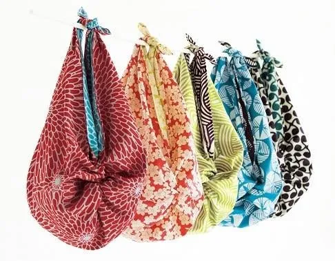 Furoshiki 104 Reversible – Isa Monyo, Chrysanthemum Red/Blue-Gray